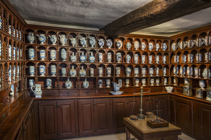 France, Côte-d'Or (21), Moutiers-Saint-Jean, Hôpital Saint-Sauveur, hospice de charité fondé à la fin du XVIIe siècle,  une collection de plus de 200 pots de faïence, chevrettes, bouteilles et piluliers subsiste sur les étagères de l’apothicairerie