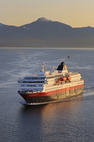 Norvège, Troms, le port de Tromso, l'express cotier Hurtigruten dans le fjord Tromsesundet