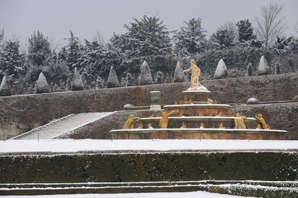 France, Yvelines (78), parc du château de Versailles sous la neige, classé Patrimoine Mondial de l'UNESCO, le Bassin de Latone