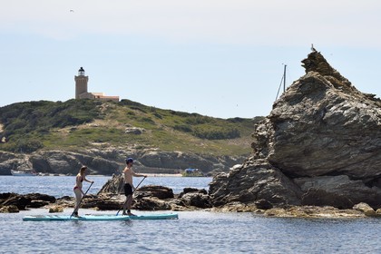 France, Var (83), Six-Fours-les-Plages, Ile des Embiez, pointe Saint-Pierre, le champion de windsurf Freestyle Adrien Bosson en randonnée aquatique sur un paddle, le phare du Grand Rouveau en arrière plan