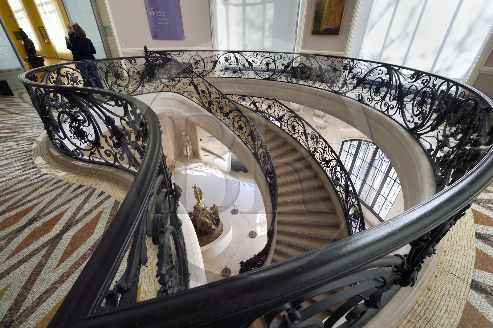 France, Paris (75), Le Petit Palais, construit à l'occasion de l'Exposition universelle de 1900 par l'architecte Charles Girault, il abrite le musée des beaux-arts de la ville de Paris, un des deux escaliers