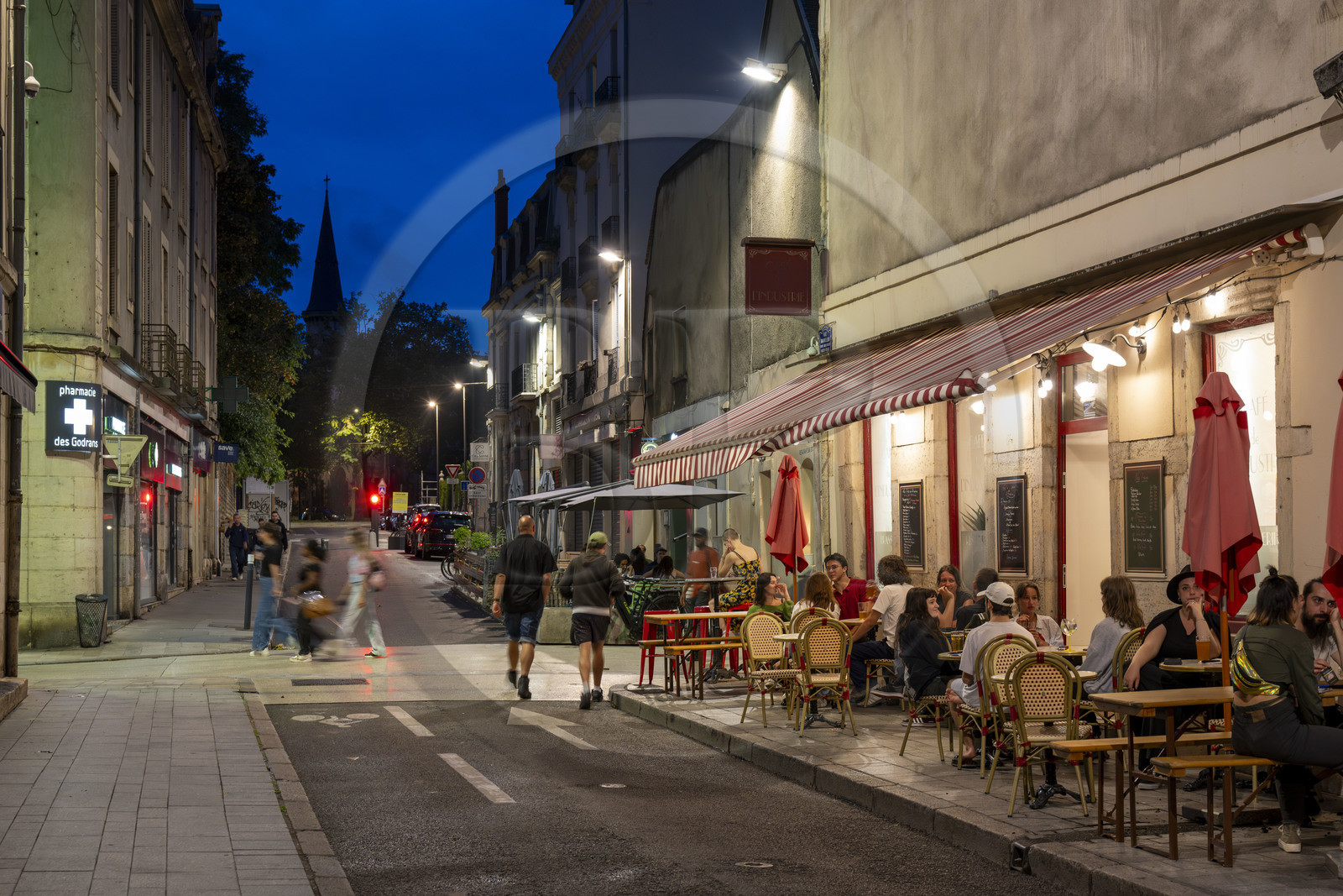 France, Côte-d'Or (21), Dijon, zone classée Patrimoine Mondial de l'UNESCO, terrasses autour des halles centrales