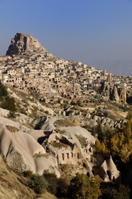 Turquie, Anatolie Centrale, province de Nevsehir, Cappadoce classée Patrimoine Mondial de l'UNESCO, le village troglodytique d'Uçhisar et la vallée des Pigeonniers
