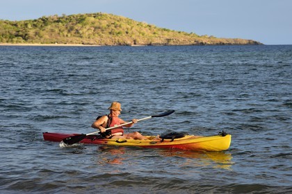 France, Ile de Mayotte, Grande-Terre, Nyambadao, kayak en bordure de la plage de Sakouli et ilot de Bandrélé en arrière plan