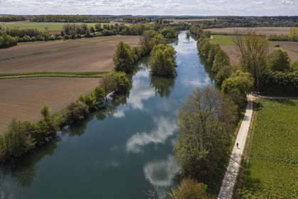France, Charente (16), Sireuil, La Charente bordée par le chemin de halage devenu aujourd'hui la véloroute la Flow Vélo (vue aérienne)
