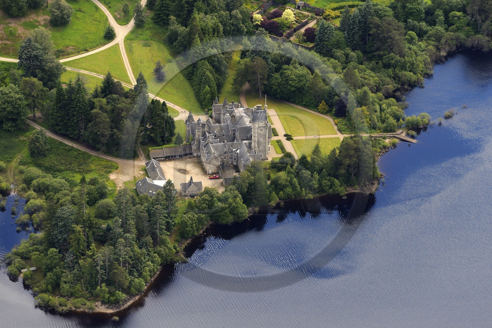 Royaume-Uni, Ecosse, Highland, Lochaber district, chateau Ardverikie construite dans le style écossais Baronial en 1870 sur les rives du Loch Laggan (vue aérienne)