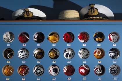 Italie, croisière à bord du Silvershadow de la compagnie Silversea, casier à drapeaux et casquettes d'officiers