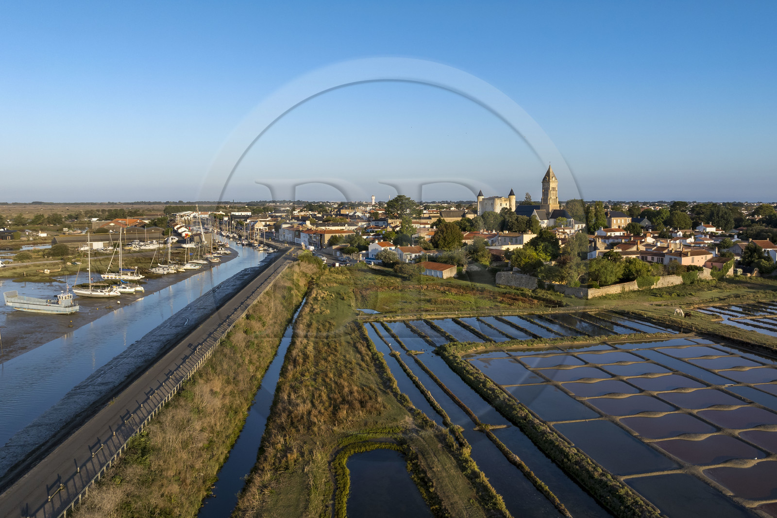 France, Vendée (85), île de Noirmoutier, Noirmoutier-en-l'Ile, les marais du Müllembourg le long de la chaussée Jacobsen du canal d'accès au port, le château médiéval et l'église Saint-Philbert en arrière plan (vue aérienne)