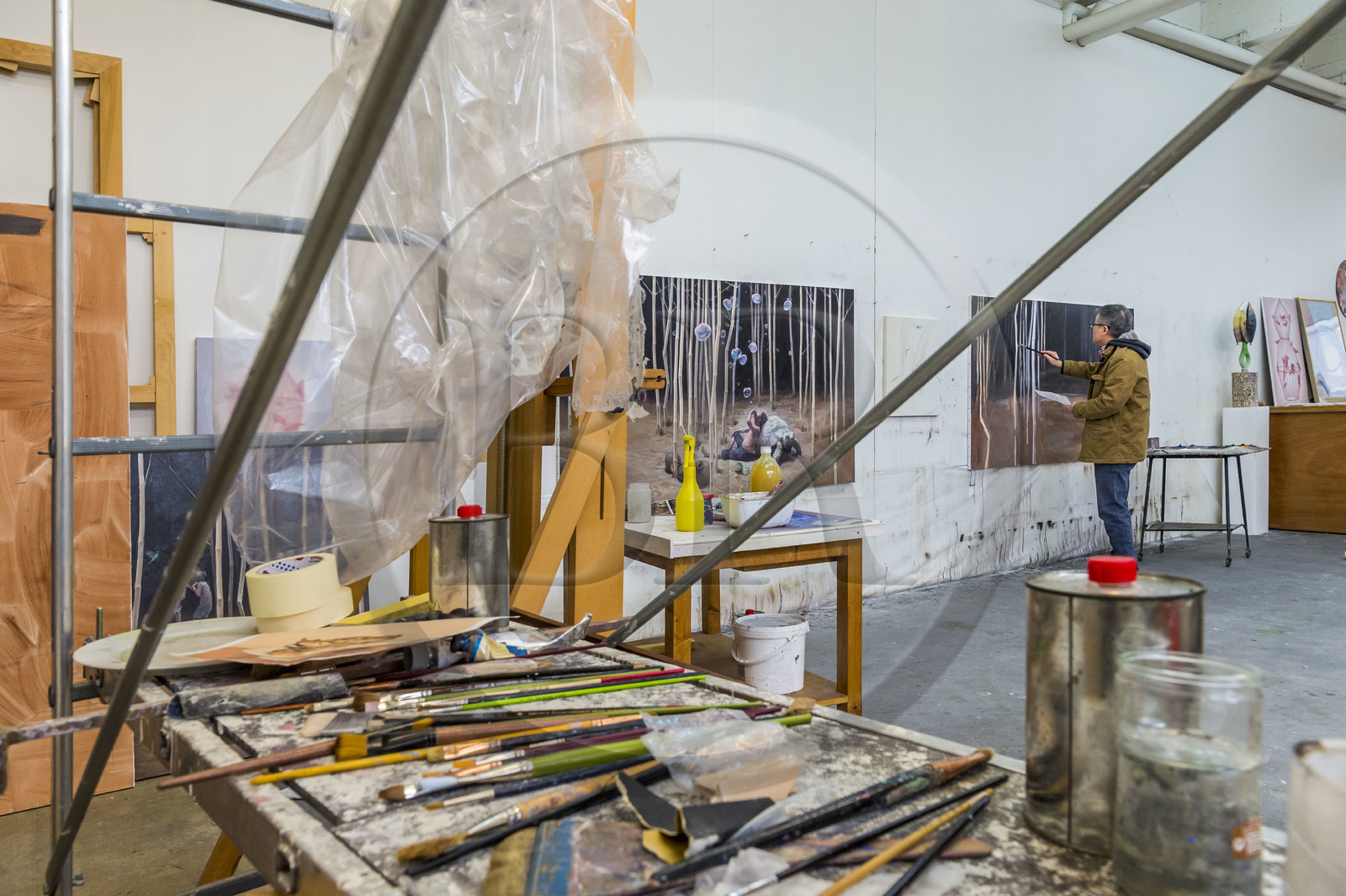 France, Seine-Saint-Denis (93), Les Lilas, l'artiste peintre Xiao Fan Ru dans son atelier