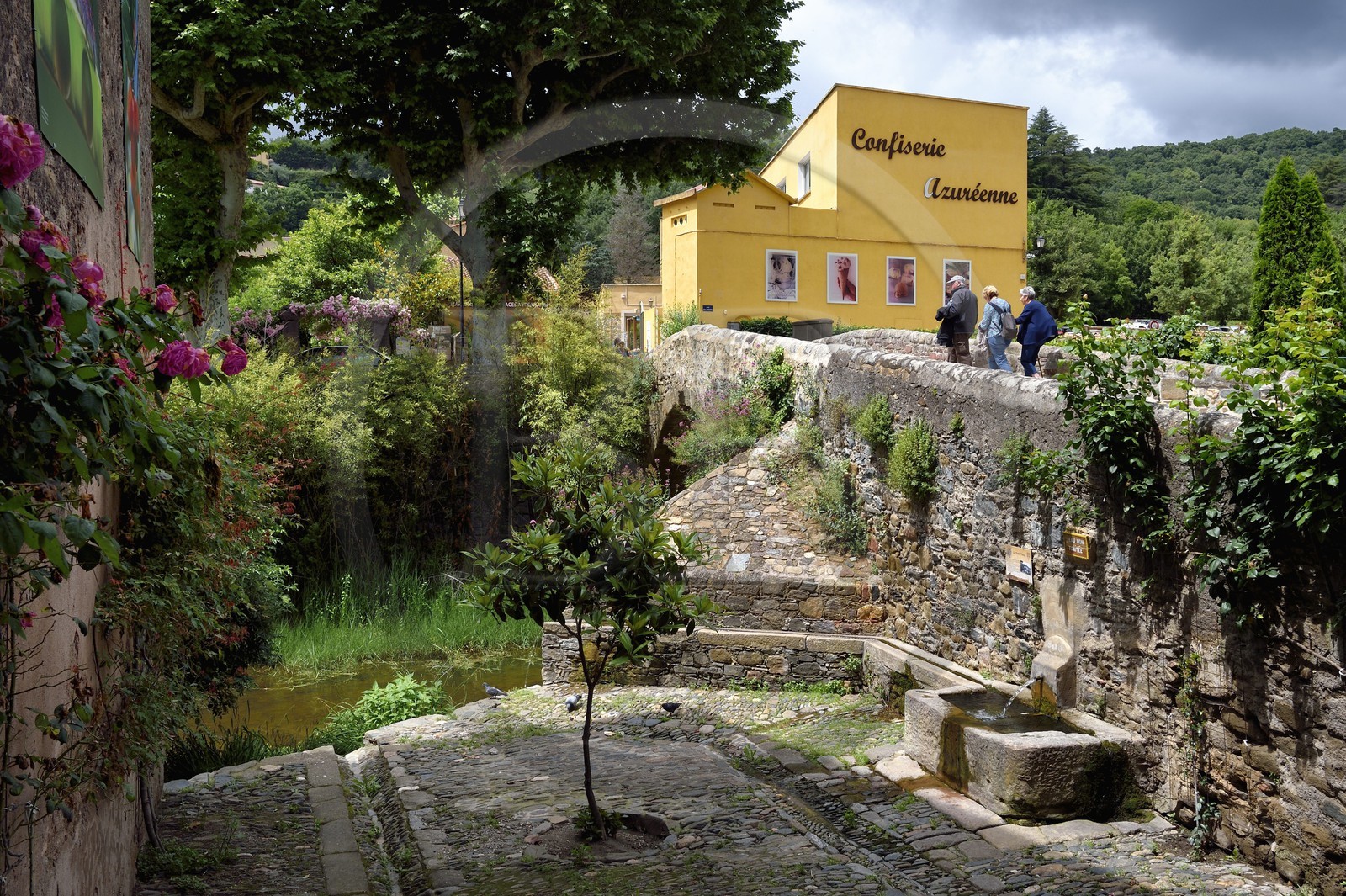 France, Var (83), Massif des Maures, Collobrières, le Pont Vieux et la Confiserie Azuréenne (fabrication artisanale autour de la chataigne) dans une ancienne fabrique de bouchons