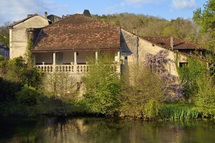 France, Dordogne (24), Brantôme, maison en bordure de la Dronne