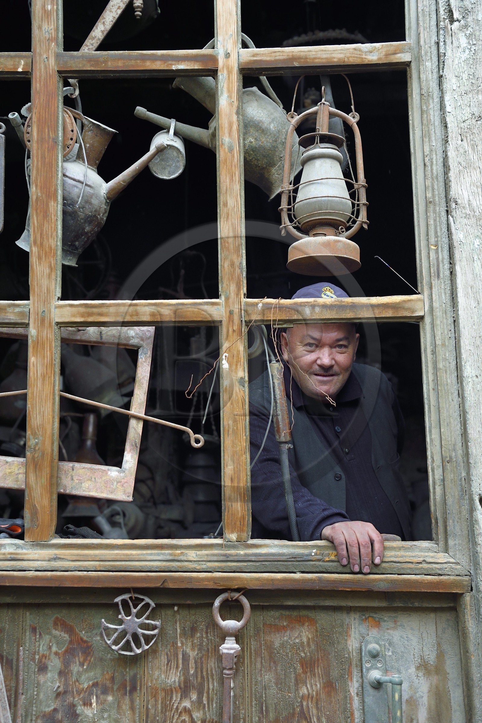 Azerbaïdjan, région de Ismailli, Lahij (Lahic), l'artisan Kableyi, huitième génération de forgeron spécialisé dans le cuivre