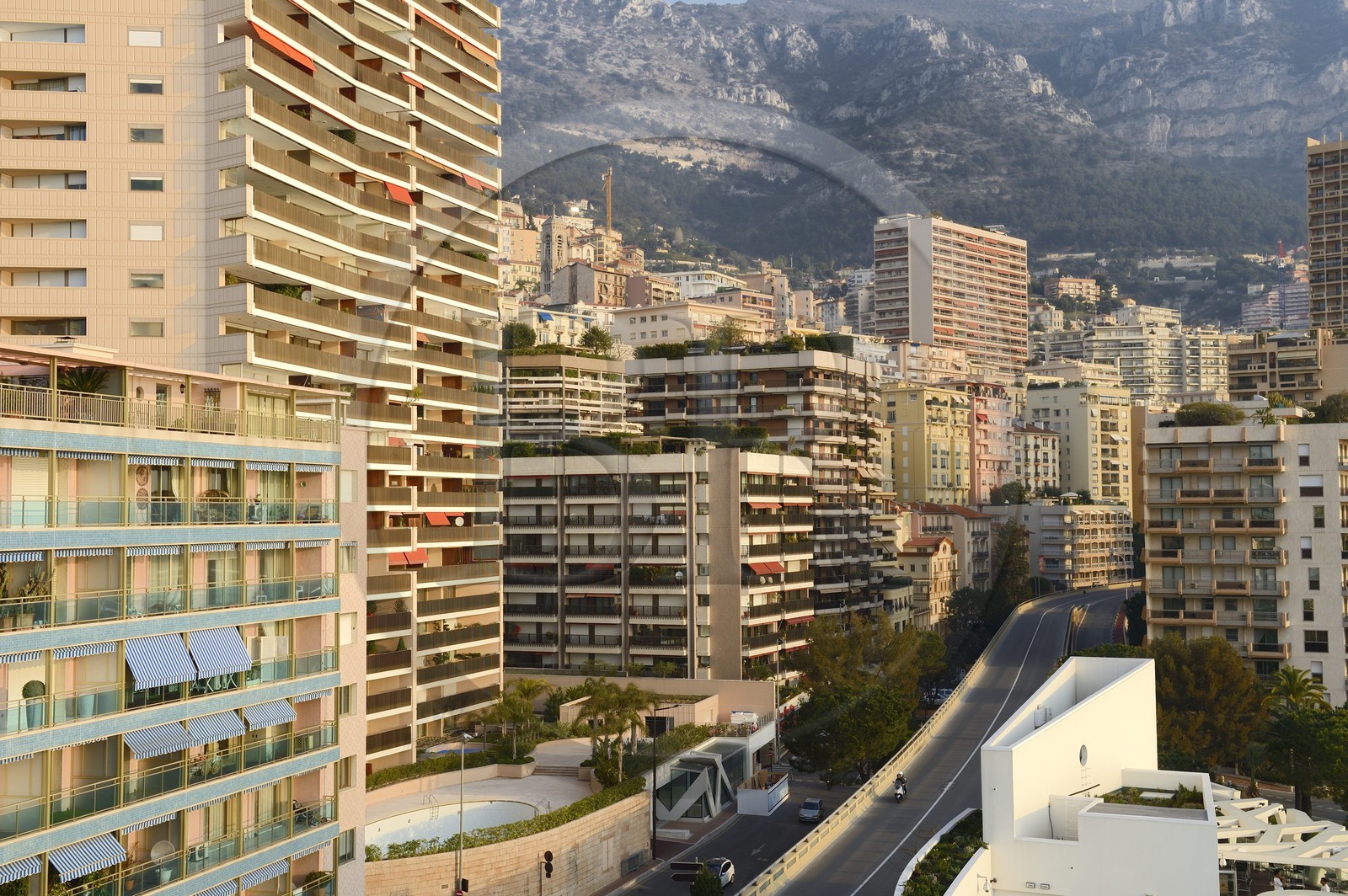 Principauté de Monaco, Monaco, Monte-Carlo, boulevard du Larvotto et immeuble NI BOX au premier plan