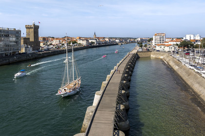 France, Vendée (85), Les-Sables-d'Olonne, bateau dans le chenal d'accès aux ports, le quartier de La Chaume sur la gauche avec la Tour d'Arundel du XIVème siècle, ancien donjon reconverti en phare et musée de la mer (vue aérienne)