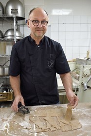 France, Meurthe-et-Moselle (54), Nancy, le patissier Didier Hulot à la fabrication du pain d'épice de la Saint-Nicolas, la pâte est ensuite découpé par un emporte pièce ayant la silhouette de Saint-Nicolas , celui-ci est utilisé depuis deux générations