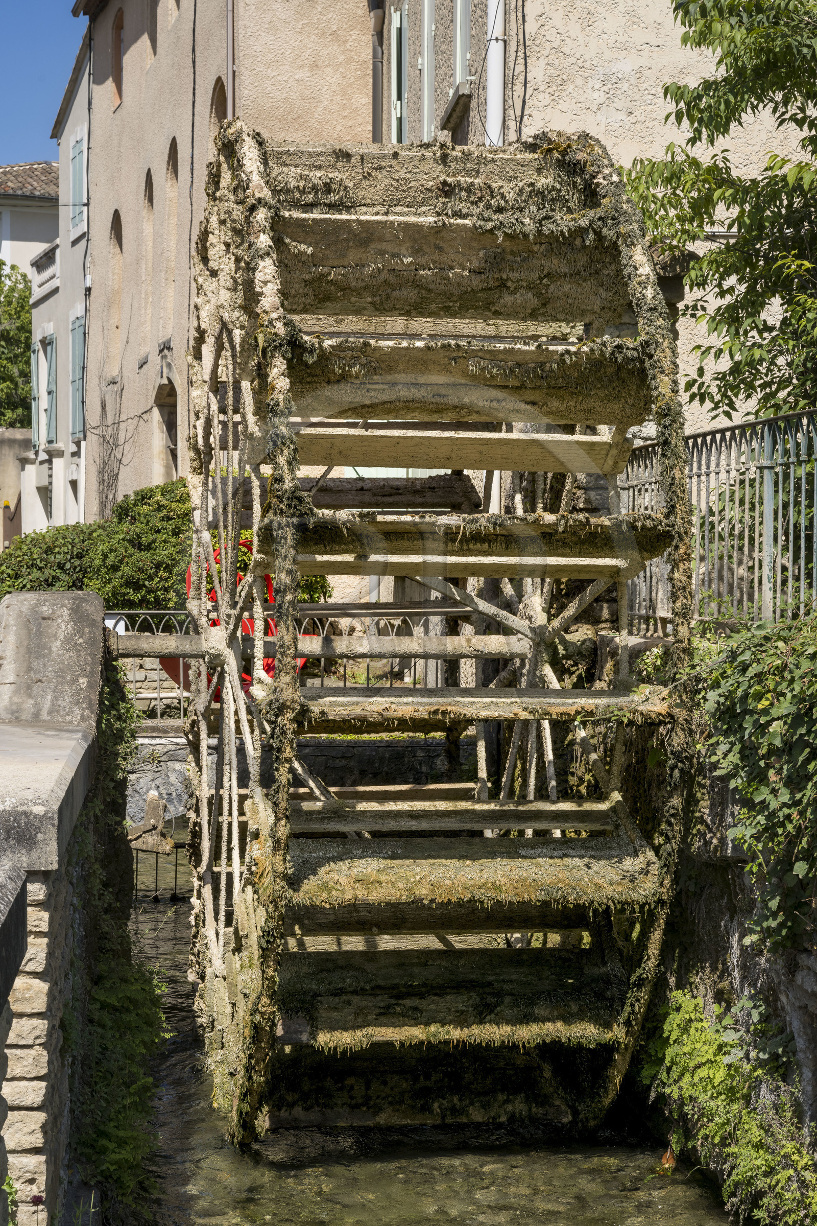 France, Vaucluse (84), L'Isle-sur-la-Sorgue, ancienne roue à aube de moulin à eau dans la rue Teophile Jean surnommée rue des Roues