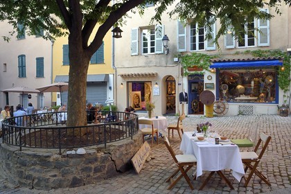 France, Var (83), Saint-Tropez, place de l'Ormeau, magasin d'antiquités marines La Vieille Mer