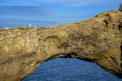 France, Pyrénées-Atlantiques (64), Pays-Basque, Biarritz depuis le Rocher de la Vierge, le phare en arrière plan
