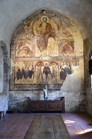 France, Haute-Loire (43), Lavaudieu, labellisé Les Plus Beaux Villages de France, l'Abbaye Saint-André de style roman auvergnat, fresque du réfectoire du XIIe siècle représentant le Christ en majesté au-dessus de la Vierge entourée des apotres