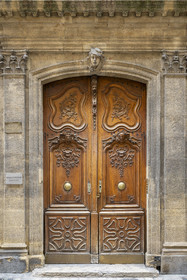 France, Bouches-du-Rhône (13), Aix en Provence, rue Mignet, porte richement sculptée d'origine et surmontée d'un mascaron à tête de bergère de l'Hotel particulier d'Ailhaud du XVIIIème siècle