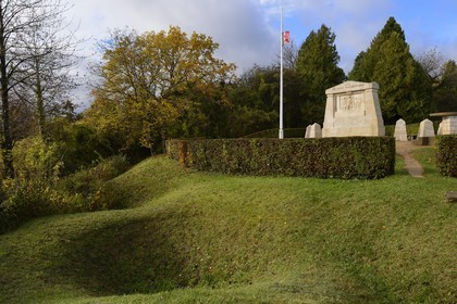 France, Meuse (55), Parc régional de Lorraine, Cotes de Meuse, Les Éparges, traces des combats d’une des luttes les plus meurtrières de la Première Guerre mondiale, trous d'obus et monument du point X en mémoire de Ceux qui n'ont pas de tombe