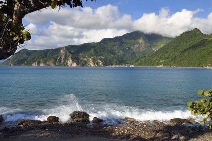 Caraïbes, Ile de la Dominique, la baie de Soufrière depuis la péninsule de Cachacrou à Scotts Head
