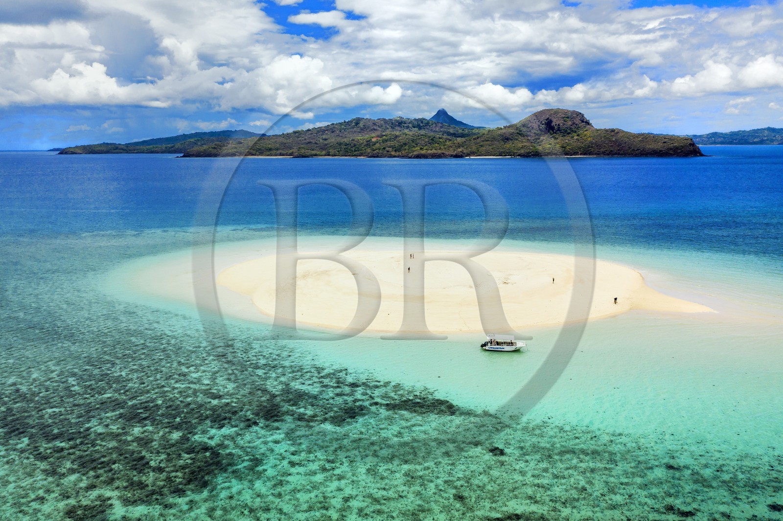 France, Ile de Mayotte, Grande-Terre, M'Tsamoudou, ilot de sable blanc sur le récif de corail dans la lagune face à la pointe Saziley (vue aérienne)