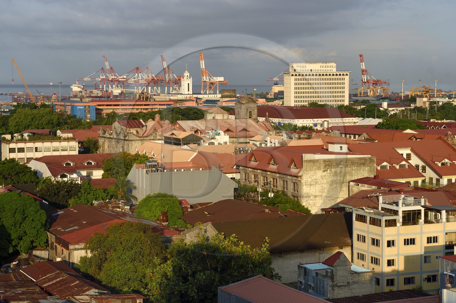 Philippines, Ile de Luzon, Manille, quartier historique d'Intramuros et les grues du port en arrière plan