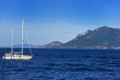 France, Alpes-Maritimes (06), Cannes, voilier au large des Iles de Lérins et le massif de l'Esterel en arrière plan