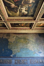 Italie, Toscane, Florence, centre historique classé Patrimoine Mondial de l'UNESCO, musée de la Galleria degli Uffizi (galerie des Offices), Salle des Cartes Géographiques décorée de cartes géographiques qui illustrent le Domaine florentin, l'Etat de Sienne et l'Ile d'Elbe