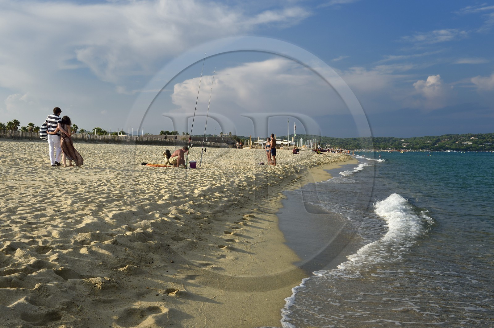 France, Var (83), Presqu'Ile de Saint-Tropez, Ramatuelle, couple d'amoureux sur la plage de Pampelonne