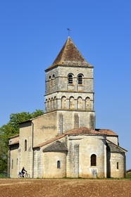 France, Dordogne (24), Périgord Vert, Javerlhac-et-la-Chapelle-Saint-Robert, cycliste faisant la véloroute La Flow Vélo devant le chevet de l'église romane XIIème siècle de La Chapelle-Saint-Robert, église de l'ancien prieuré fondé par un disciple du premier abbé de la Chaise-Dieu Robert de Turlande