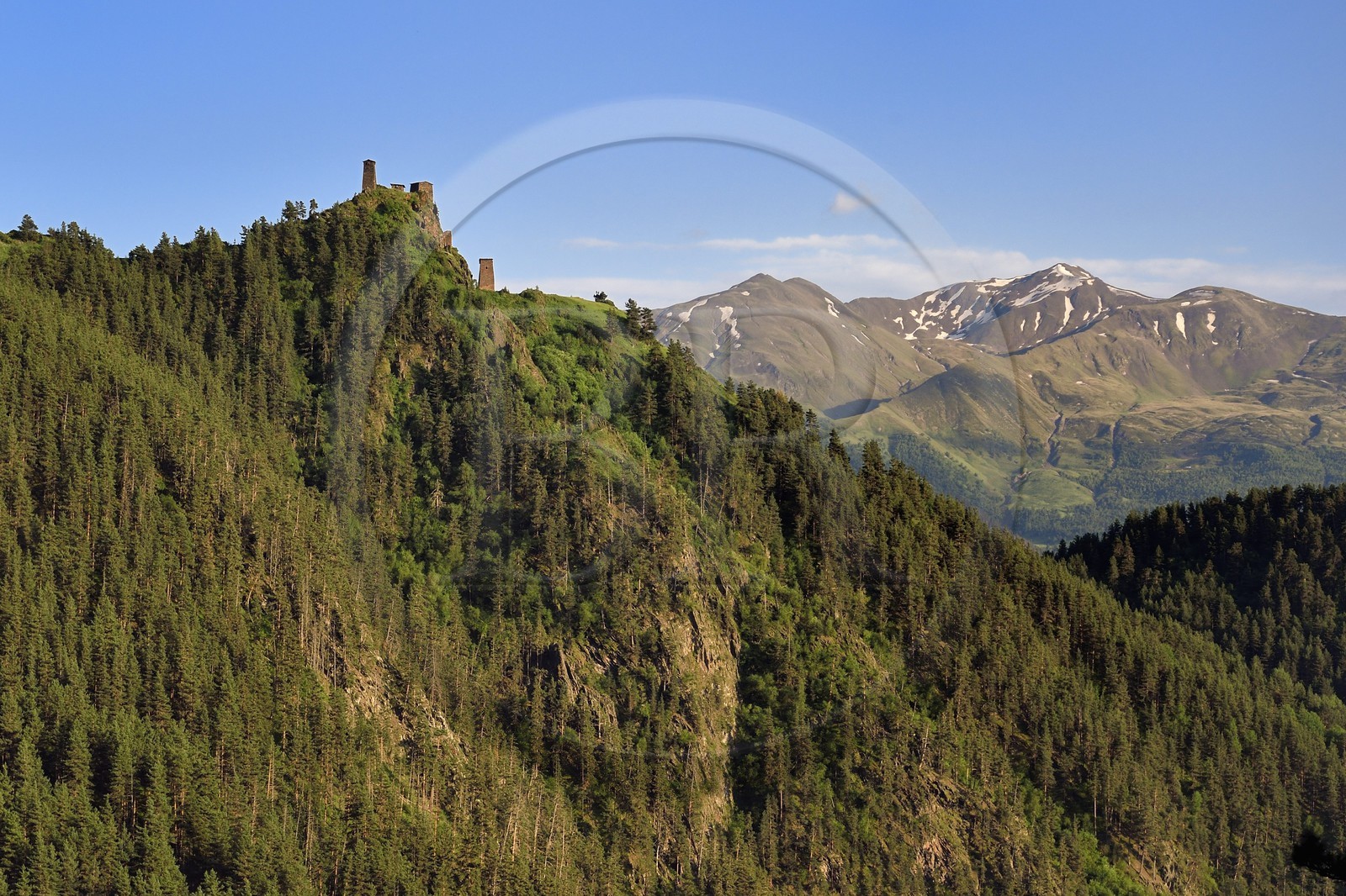 Géorgie, Kakheti, Parc national de Touchétie, Omalo, la forteresse de Keselo de Zemo (haut) Omalo a servi de refuge aux habitants en temps de guerre, tours fortifiées médiévales