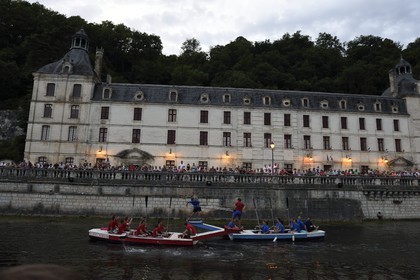 France, Dordogne (24), Brantôme, joute nautique sur la Dronne devant l'abbaye bénédictine Saint-Pierre