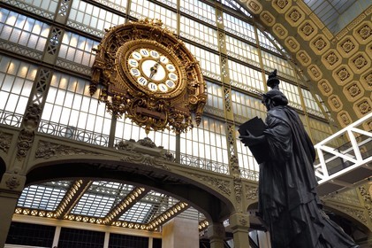 France, Paris (75), le musée d'Orsay, la Statue de la Liberté devant la grande horloge