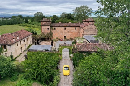 Italie, Emilie-Romagne, Polesine Zibello aux environs de Parme, Hotel et restaurant Antica Corte Pallavicina, cabriolet Alfa Romeo Duetto Spider jaune (vue a