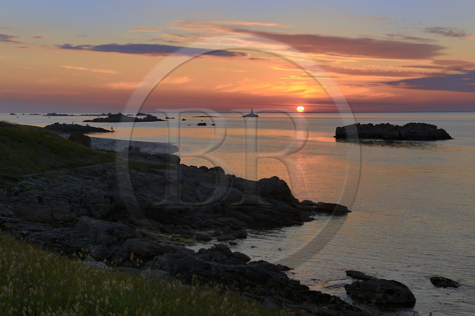 France, Finistère (29), La Foret Fouesnant, archipel des Glénan, Ile Saint-Nicolas, coucher de soleil sur la côte ouest et l'ancien phare du Huic aujourd'hui abandonné