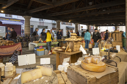 France, Lozère (48), Langogne, le marché sous la Halle aux grains