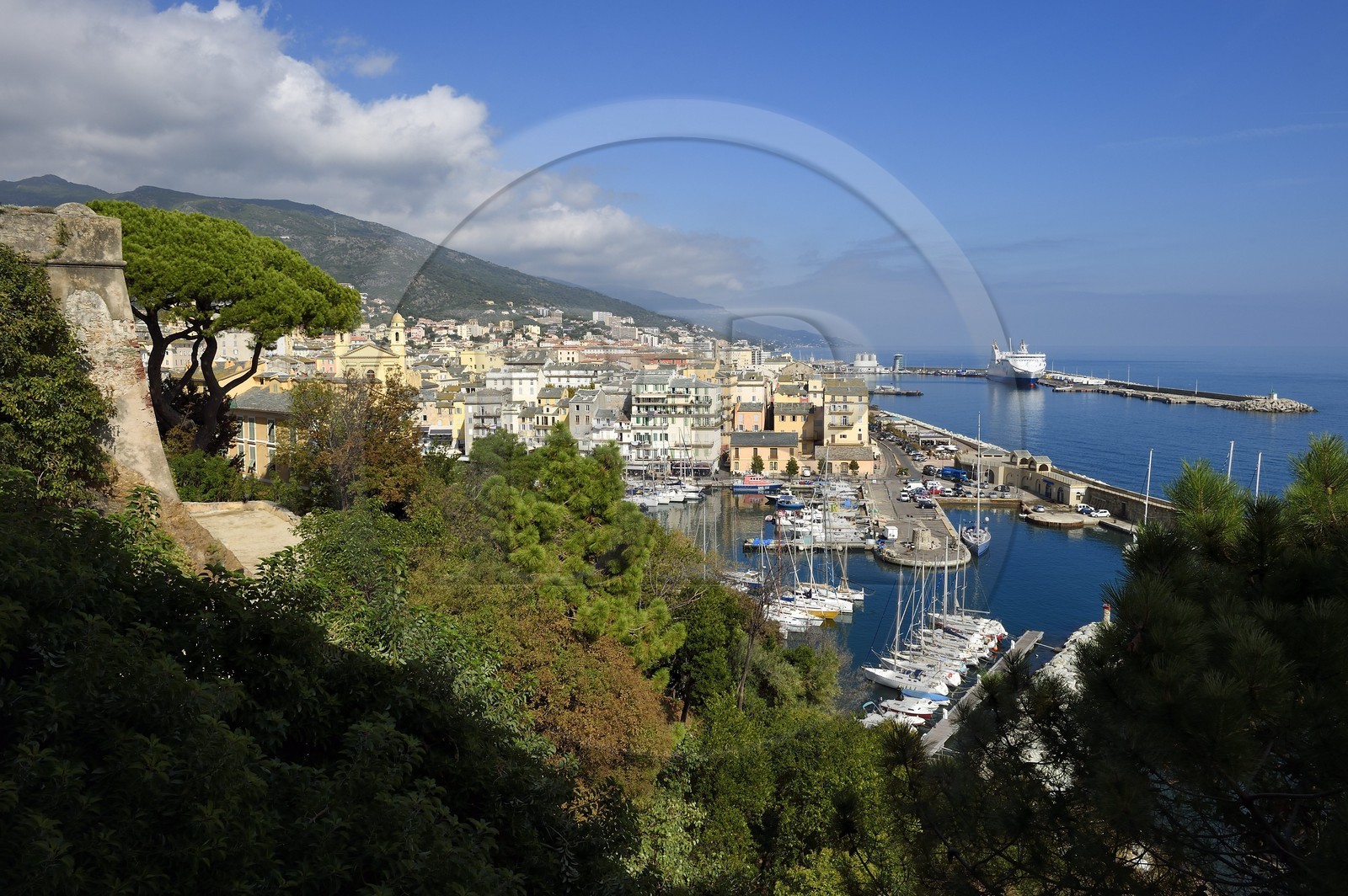 France, Haute-Corse (2B), Bastia, une tour de la Citadelle à gauche et le Vieux-Port dominé par l'église Saint-Jean-Baptiste à droite