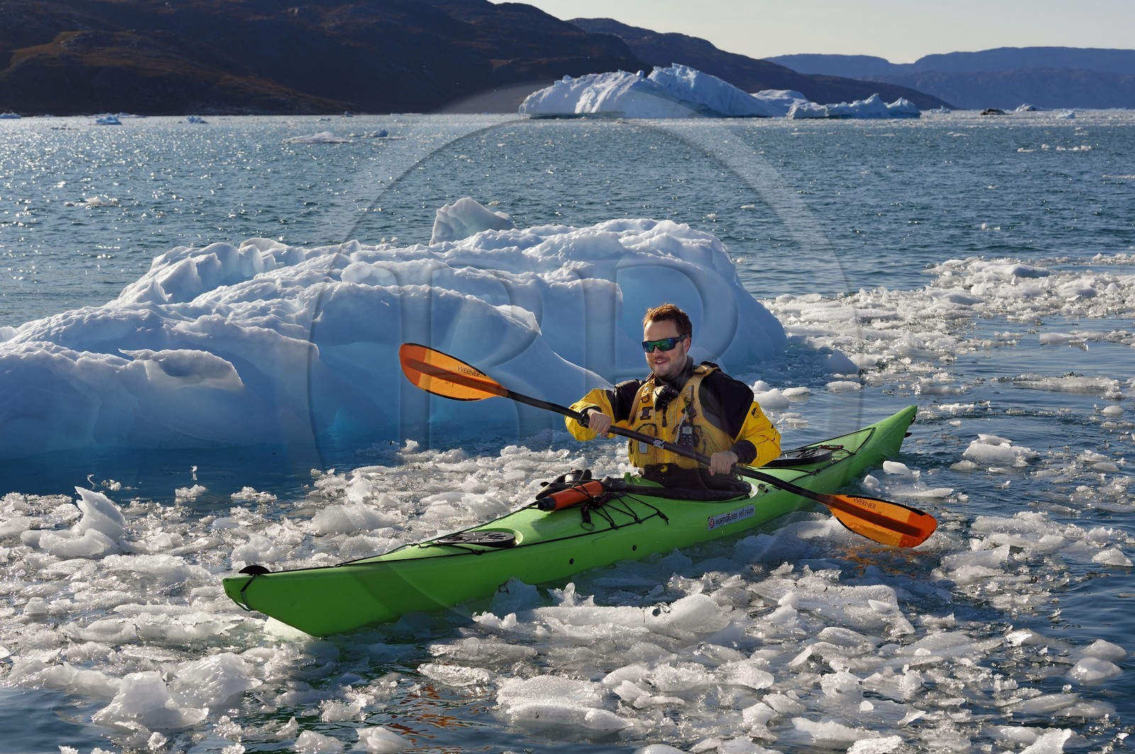 Groenland, cote ouest, baie de Disko, baie de Quervain, kayak progressant au milieu des icebergs