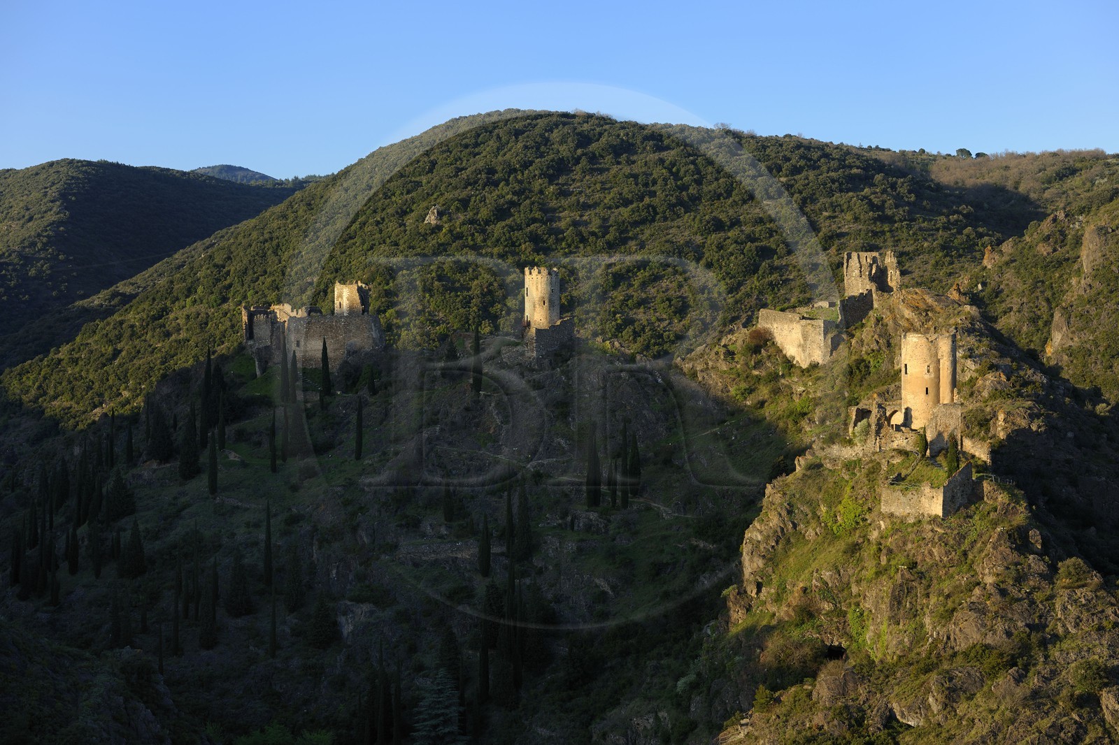 France, Aude (11), les tours du château cathare de Lastours