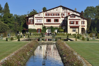 France, Pyrénées-Atlantiques (64), Pays-Basque, Cambo-les-Bains, la Villa Arnaga et  son jardin à la française, musée et maison d'Edmond Rostand de style néo-basque