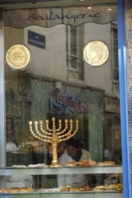France, Paris (75), la rue des Rosiers dans le quartier juif, vitrine de la boulangerie Murciano