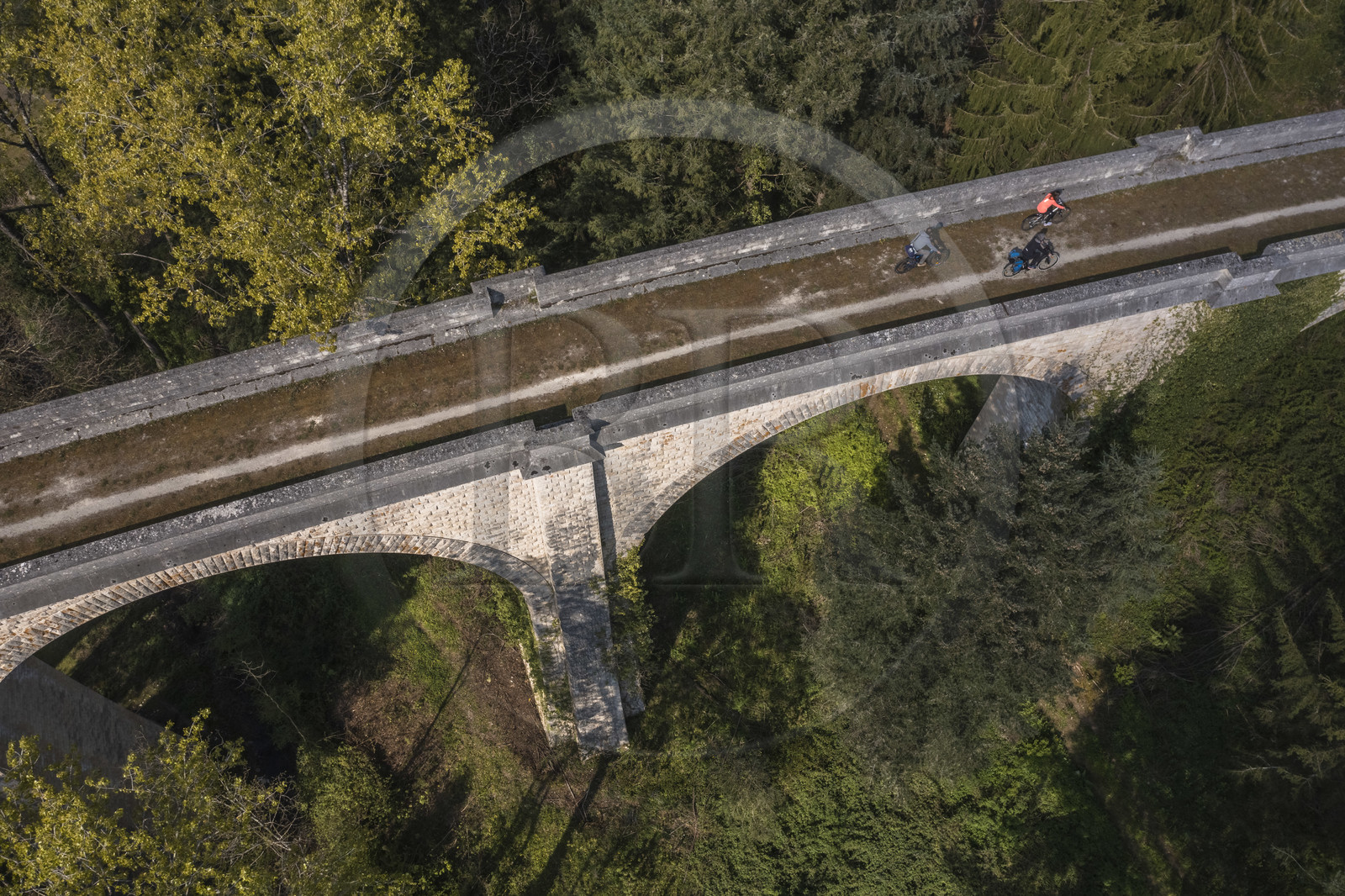 France, Dordogne (24), Périgord Vert, Nontron, cyclistes faisant la véloroute la Flow Vélo sur l'ancien viaduc ferroviaire qui traverse la vallée du Bandiat (vue aérienne)