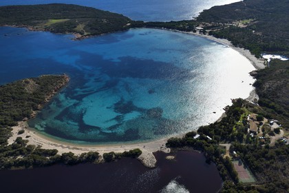 France, Corse-du-Sud (2A), Réserve Naturelle des Bouches de Bonifacio, baie et plage de Rondinara (vue aérienne)
