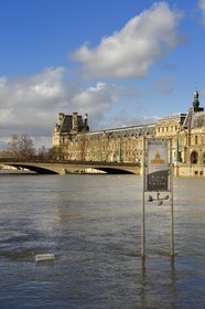 France, Paris (75), les rives de la Seine, classées Patrimoine Mondial de l'UNESCO, la crue de la Seine de janvier 2018, l'arrêt du Batobus du quai Malaquais, en arrière plan le pont du Carrousel et le Louvre