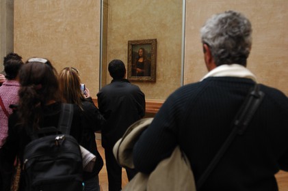 France, Paris (75), Musée du Louvre, visiteurs admirant la Joconde de Leonard de Vinci