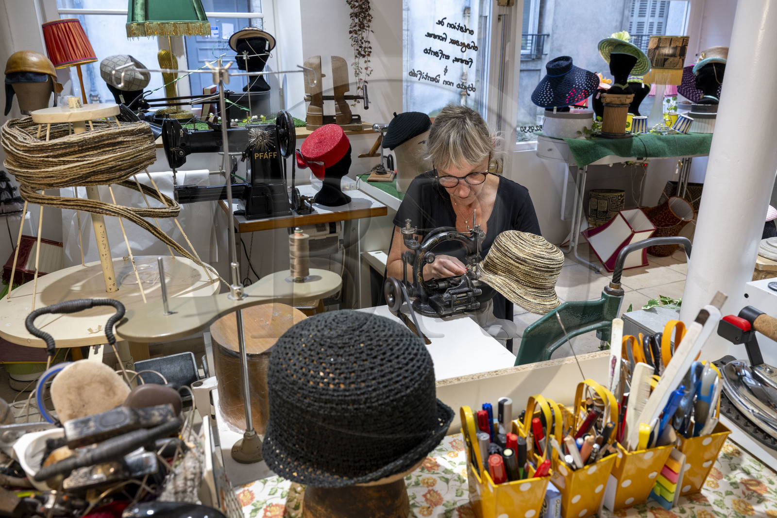 France, Côte-d'Or (21), Dijon, la modiste Meilleur Ouvrier de France Sara Tintinger confectionnant un chapeau dans son atelier-boutique Bibi & Bob de la rue d'Assas