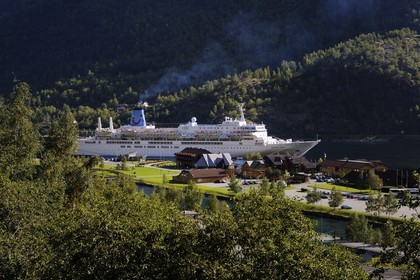Norvège, Flam dans le fjord Aurland, bateau de croisière à quai
