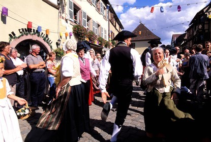 France, Haut-Rhin (68), Eguisheim, labellisé Les Plus Beaux Villages de France, fête du vin, danses en costume dans la grande rue